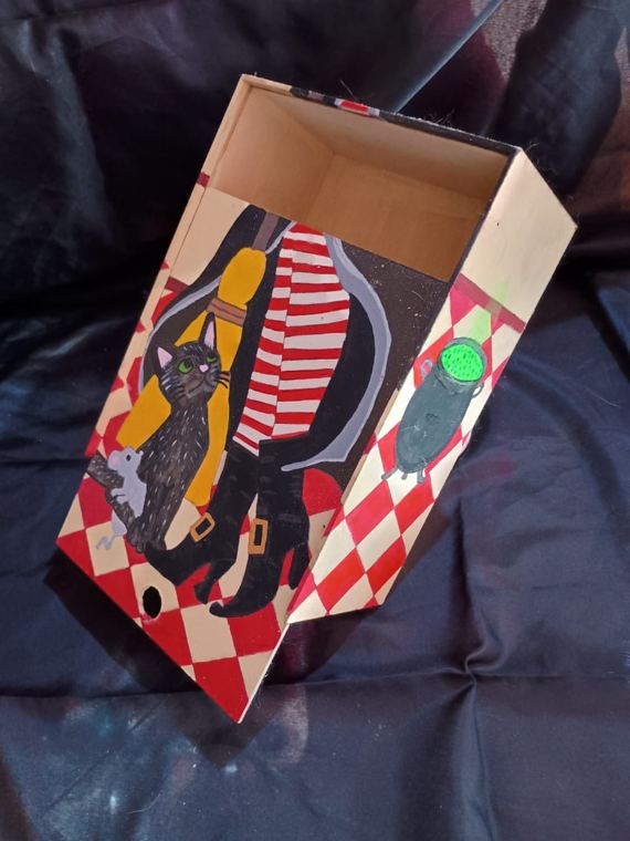 Caja con botas de bruja, gato y caldero