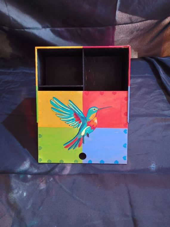 Caja de cuatro colores con colibrí