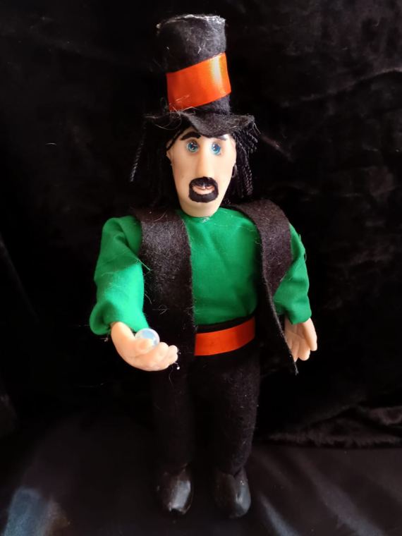 Mago de sombrero de copa y chaleco negro con esfera