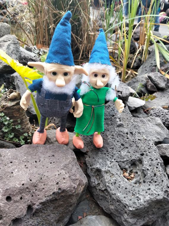 Pareja de gnomos de gorro azul
