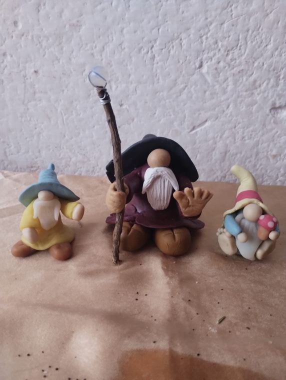 Tres magos pequeños de porcelana fría