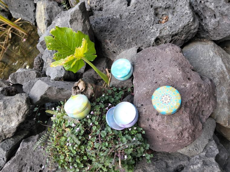 Velas en lata sobre piedra volcánica